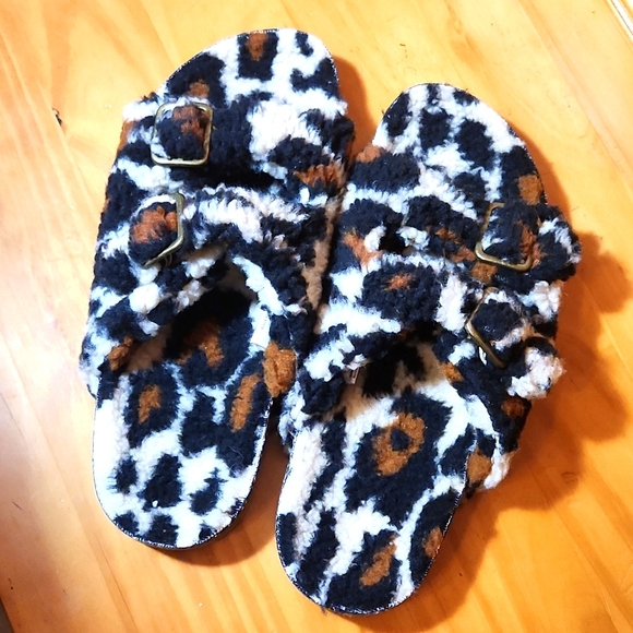 Fuzzy Leopard Birkenstock Wannabes 🖤 - Picture 4 of 10